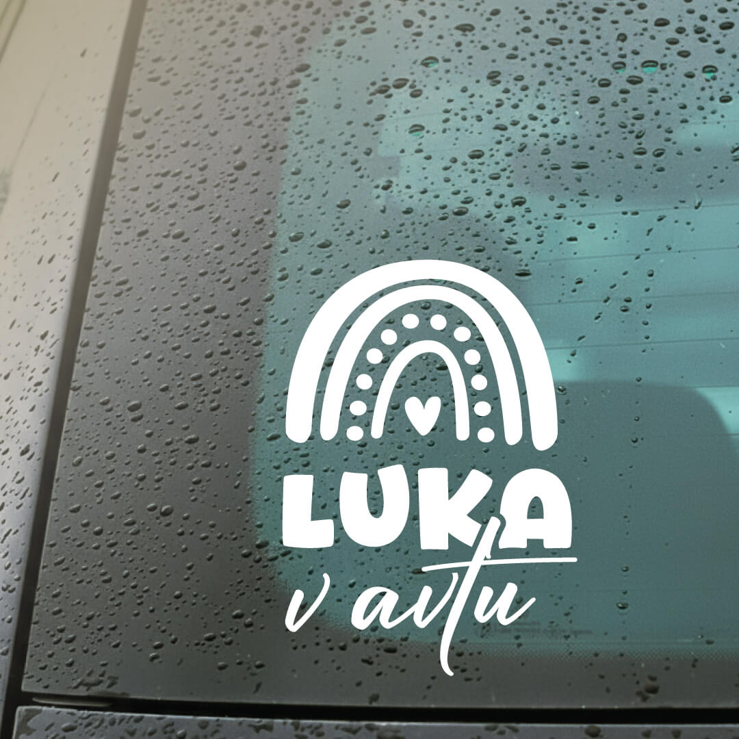 Personalizirana avtonalepka ’Luka v avtu’ z ilustracijo mavrice, nalepljena na zadnje steklo na avtu
