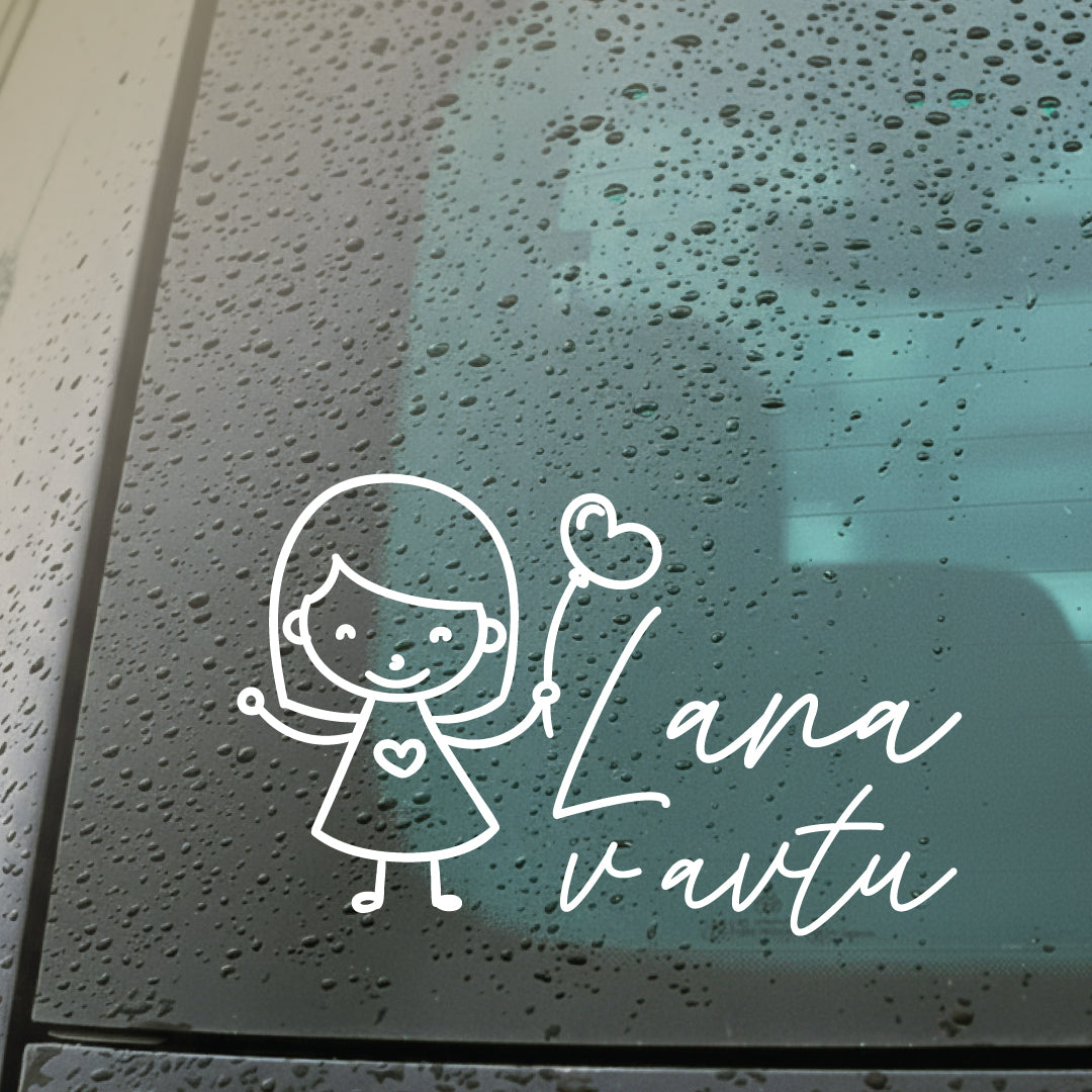 Personalizirana avtonalepka z ilustracijo punčke z balonom v beli barvi na zadnjem steklu od avta.