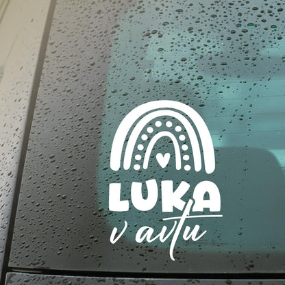 Personalizirana avtonalepka ’Luka v avtu’ z ilustracijo mavrice, nalepljena na zadnje steklo na avtu