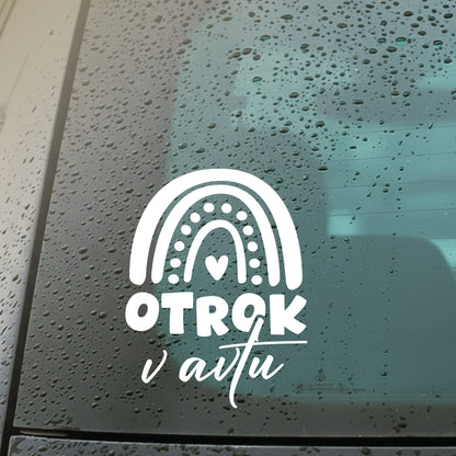 Nalepka ’otrok v avtu’ z ilustracijo mavrice, nalepljena na zadjo avto steklo