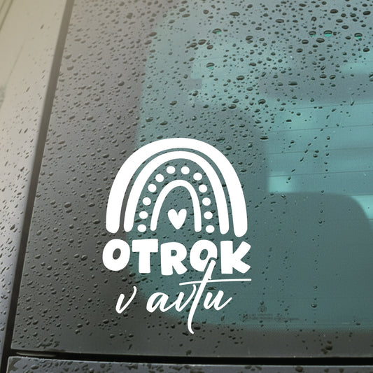 Nalepka ’otrok v avtu’ z ilustracijo mavrice, nalepljena na zadjo avto steklo