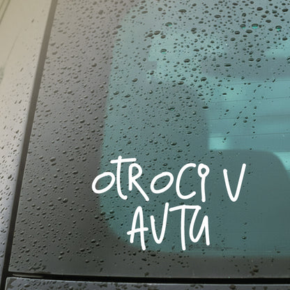 Nalepka za avto z napisom 'Otroci v avtu' v beli barvi