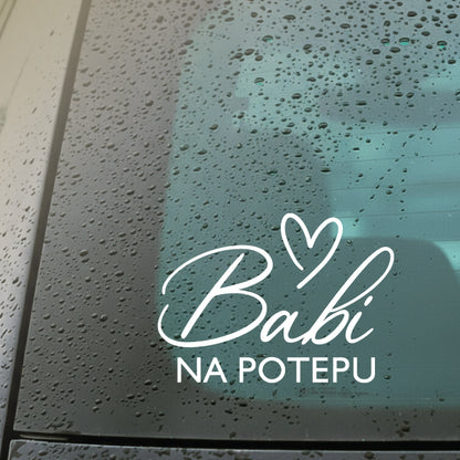 Avtonalepka z napisom Babi na potepu v beli barvi