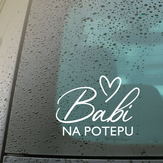 Avtonalepka z napisom Babi na potepu v beli barvi