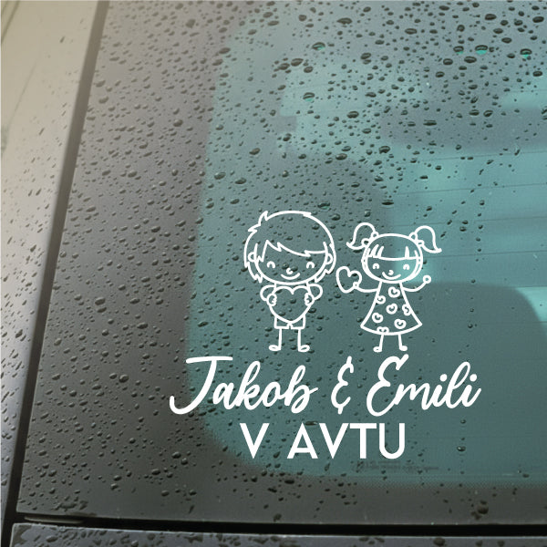 Personalizirane nalepke za avto z ilustracijo dveh otrok in spodaj napis Jakob & Emili v avtu