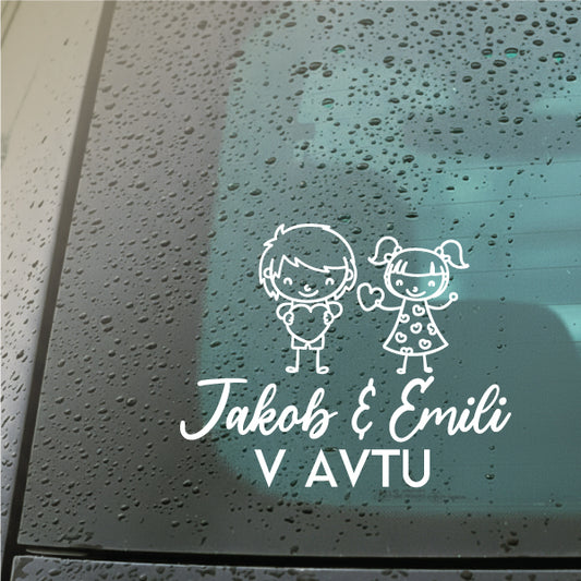 Personalizirane nalepke za avto z ilustracijo dveh otrok in spodaj napis Jakob & Emili v avtu