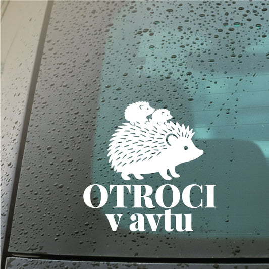 Personalizirana avto nalepke z ilustracijo ježka z napisom Otroci v avtu v beli barvi