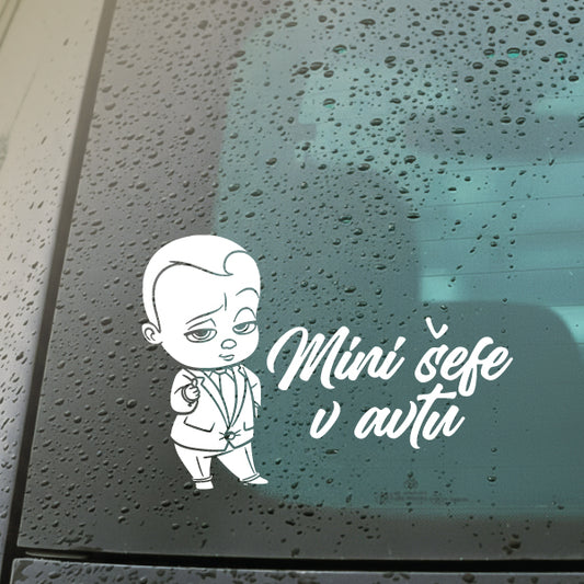 Avtonalepka z napisom Mini šefe v avtu v beli barvi na zadnjem steklu v avtu