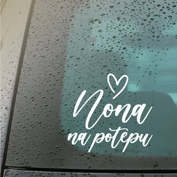 Avtonalepka z napisom Nona na potepu v beli barvi