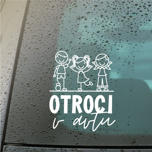 Avtonalepka z napisom Otroci v avtu, nad napisom ilustracija treh karikiranih otrok v beli barvi