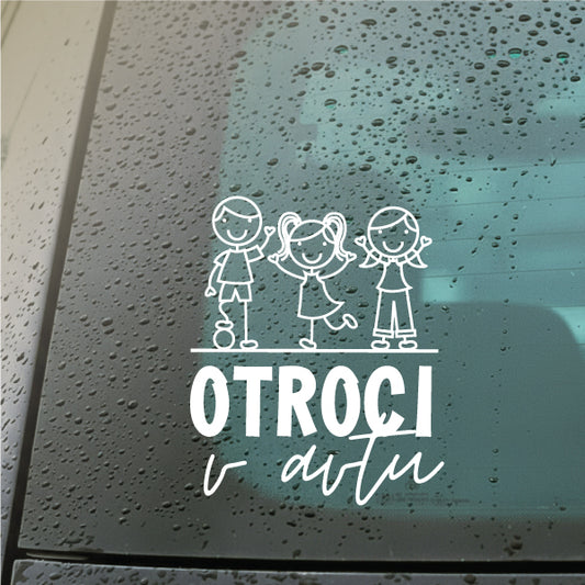 Avtonalepka z napisom Otroci v avtu, nad napisom ilustracija treh karikiranih otrok v beli barvi